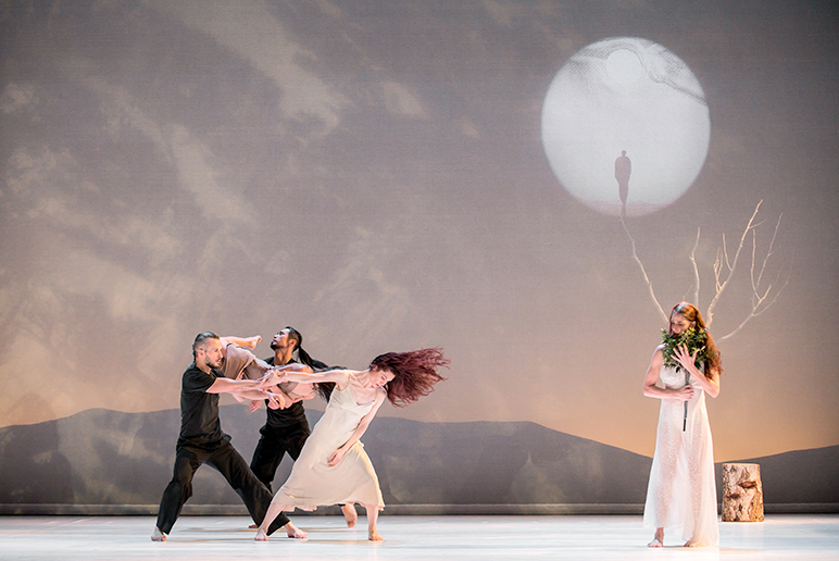 Photo du ballet The Tree, Carolyn Carlson Company © Frédéric Iovino