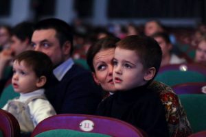 Enfants assistant à un concert